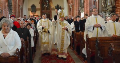 Poświęcenie nowego, kamiennego ołtarza w Katedrze Legnickiej